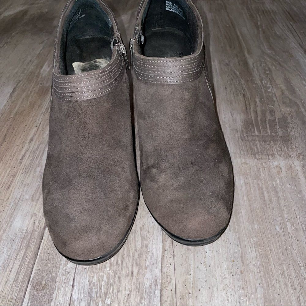 CLARKS BENDABLE ankle booties in grey suede